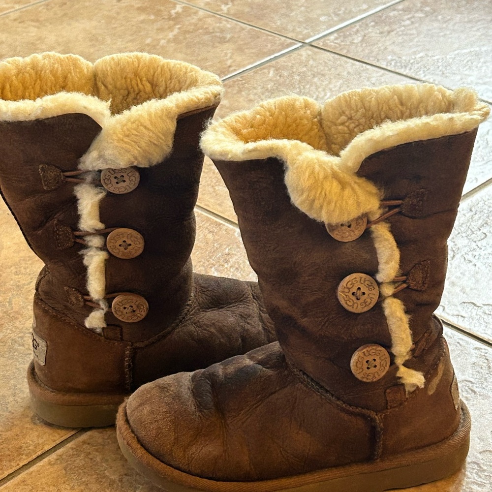 UGG Bailey Button Triplet Youth Size 1  Chestnut